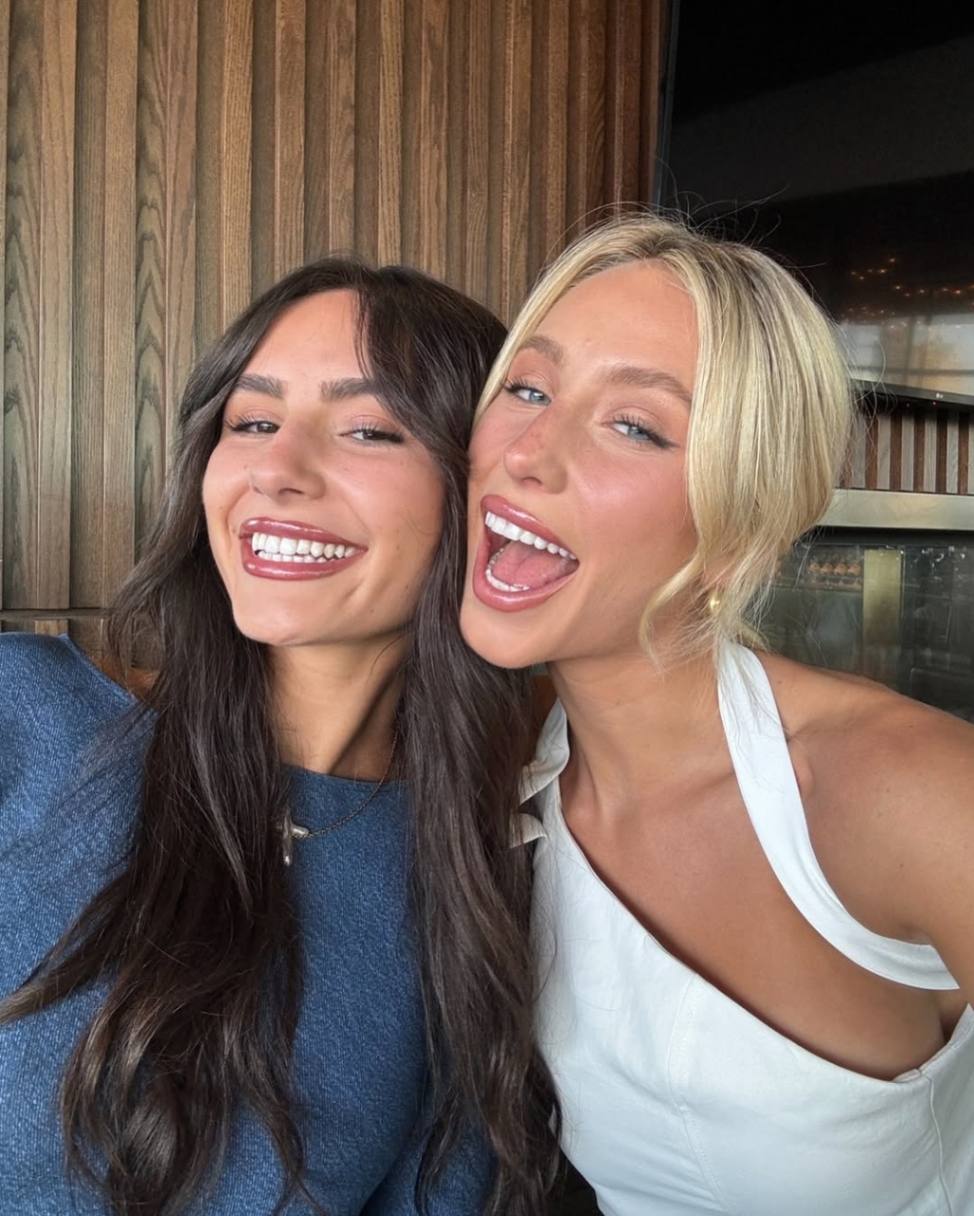 Sisters Alix and Ashtin Earle pose for a selfie