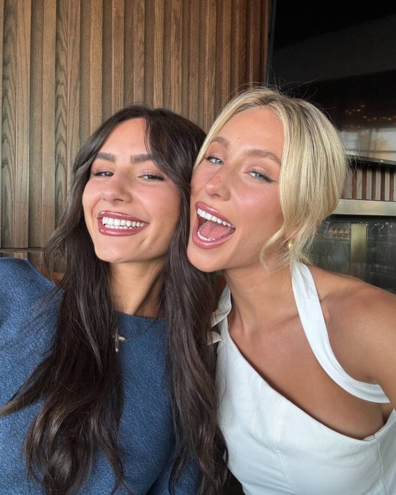 Sisters Alix and Ashtin Earle pose for a selfie