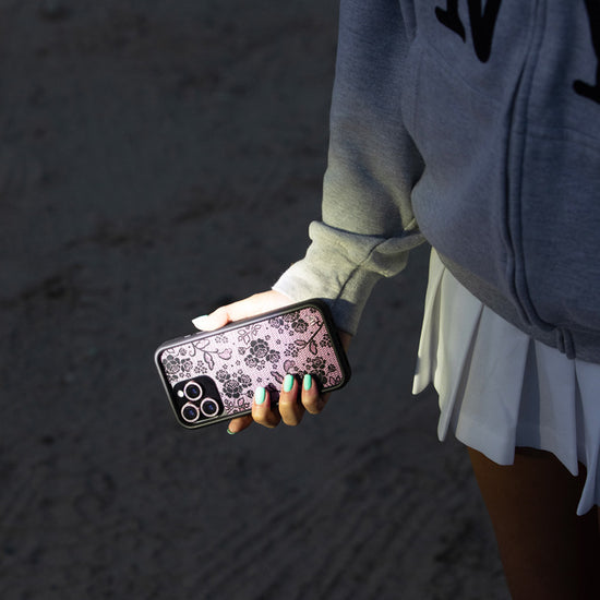 Lifestyle Image 01 Lace Lover Samsung Galaxy Case