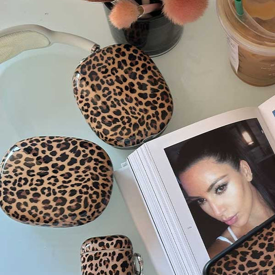 Lifestyle Image 02 Meow Airpod Max