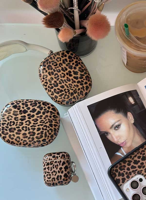 Lifestyle Image 02 Meow Airpod Max