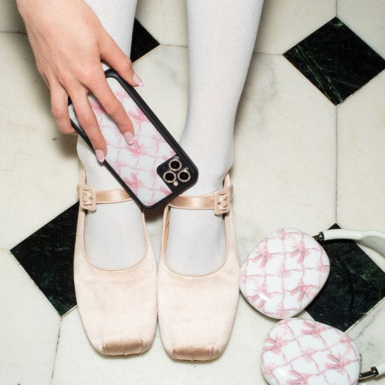 Lifestyle Image 02 On Pointe AirPods Max Cover 