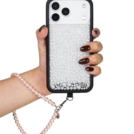 Hand Pic Image 02 Pearl Wristlet Pink