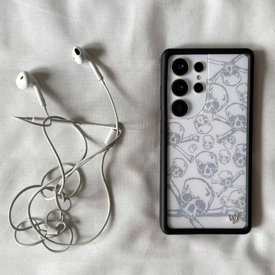 Lifestyle Image 02 Skull Girl Samsung Galaxy Case