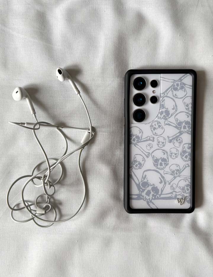 Lifestyle Image 02 Skull Girl Samsung Galaxy Case