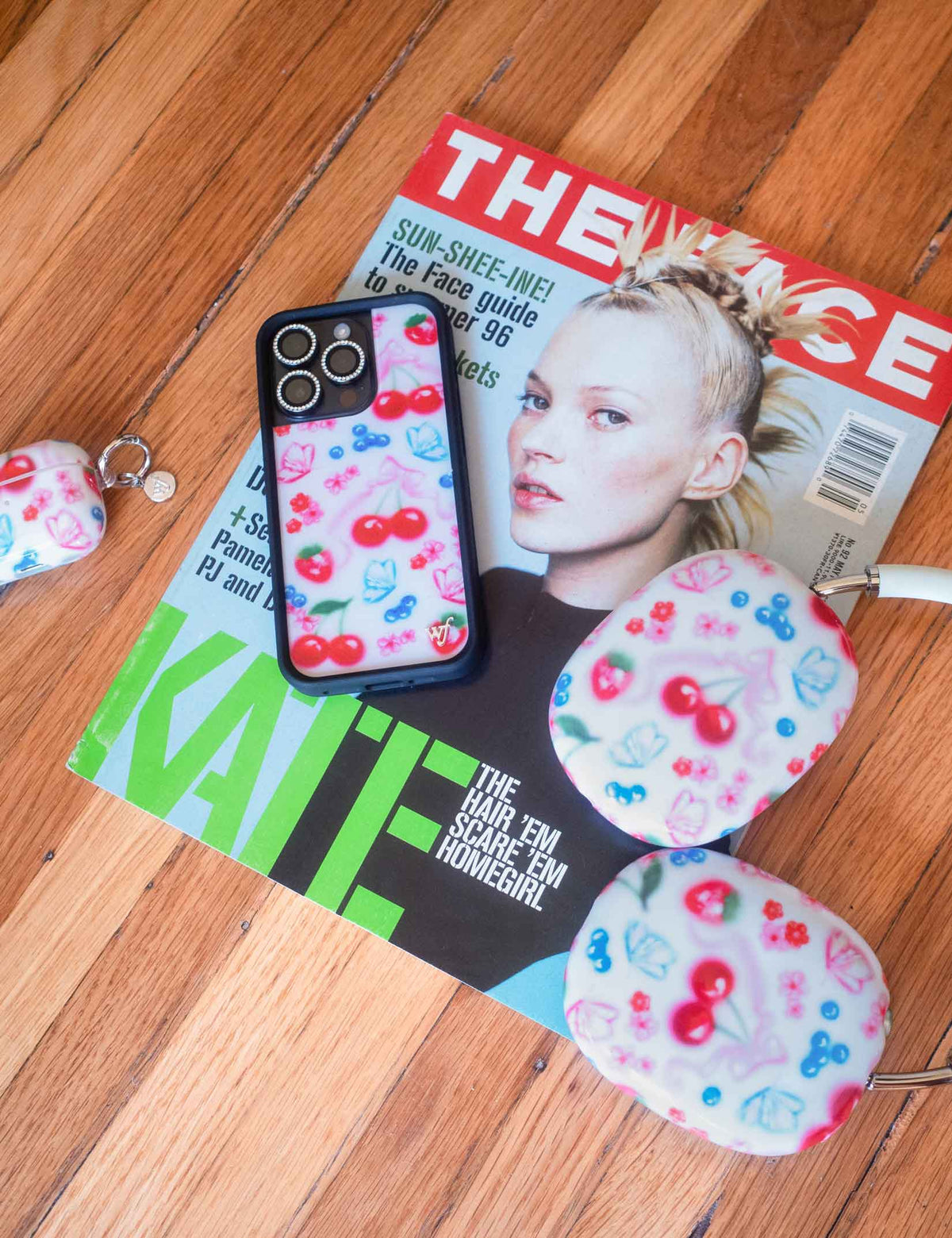 Lifestyle Image 02 Sweet Cherry Airpod Max