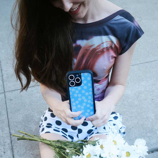 Supporting Image 03 Blue Daisy iPhone Case
