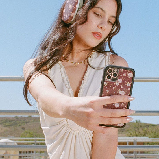 Supporting Image 03 Brown Floral Airpods Max Cover 