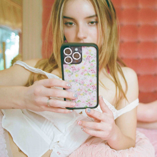 Supporting Image 03 Daisy Lynn Floral iPhone Case