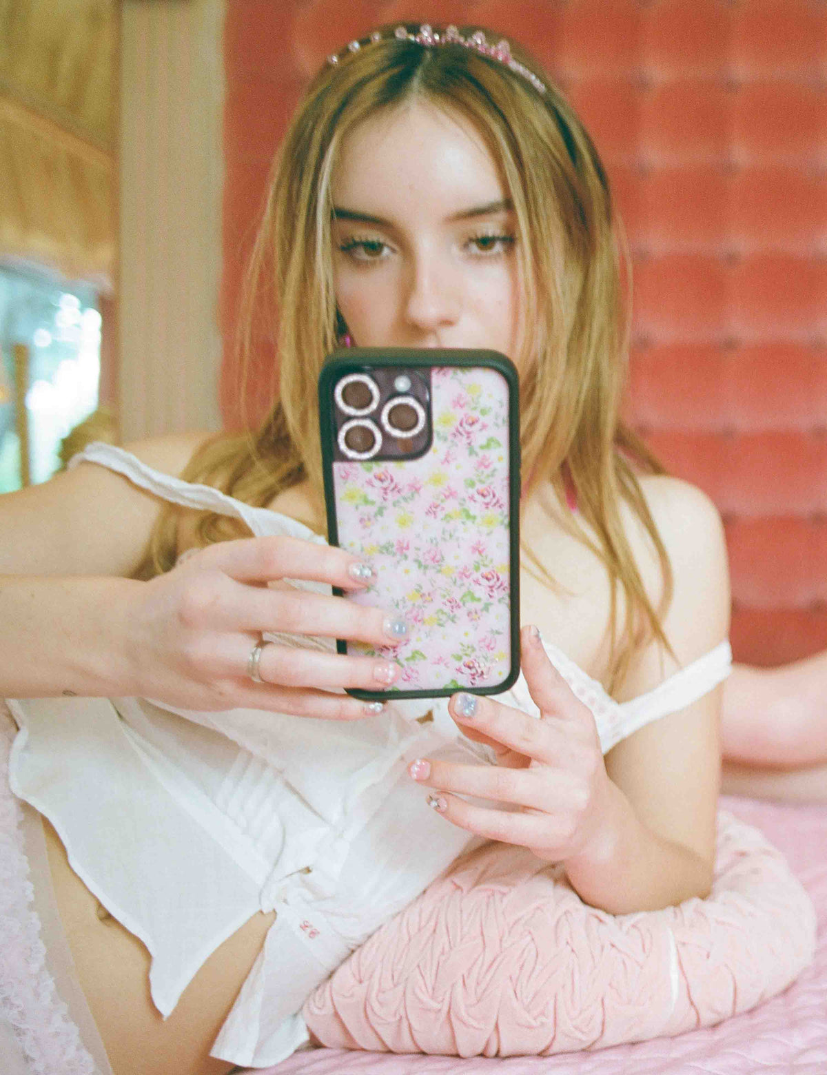 Supporting Image 03 Daisy Lynn Floral iPhone Case