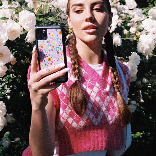 Supporting Image 03 Garden Party iPhone Case
