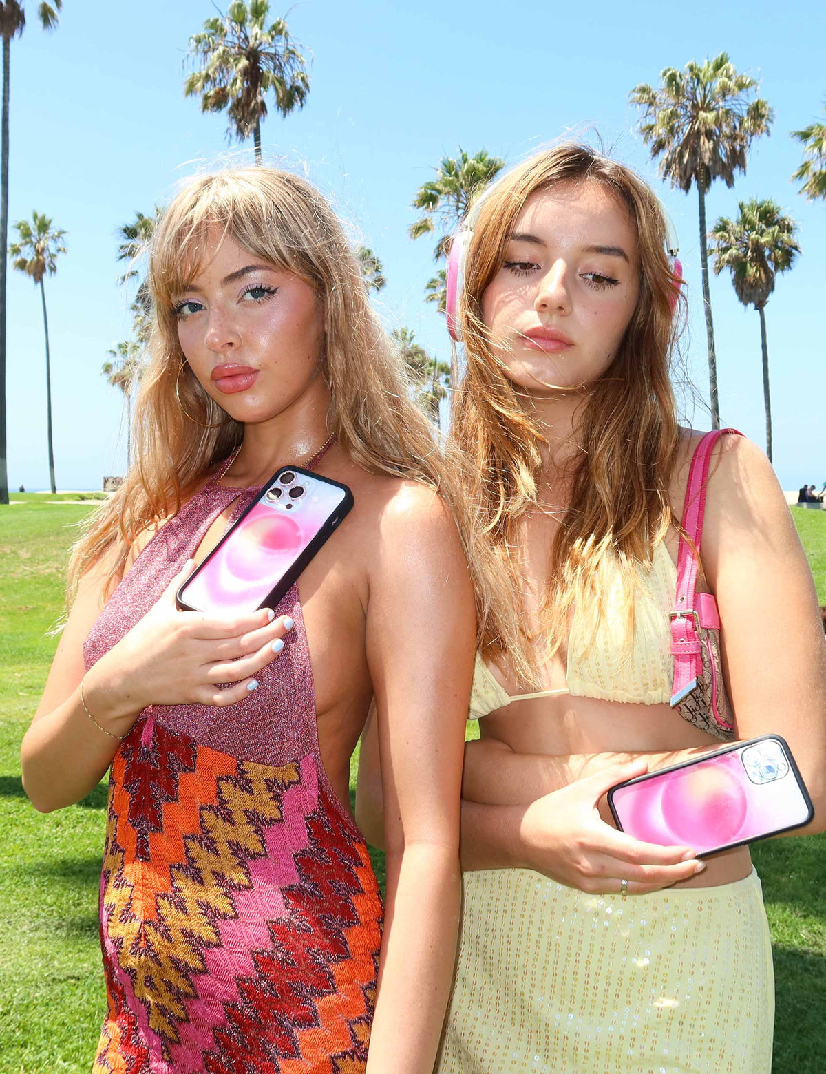 Supporting Image 03 Hot Pink Aura Airpods Max Cover 