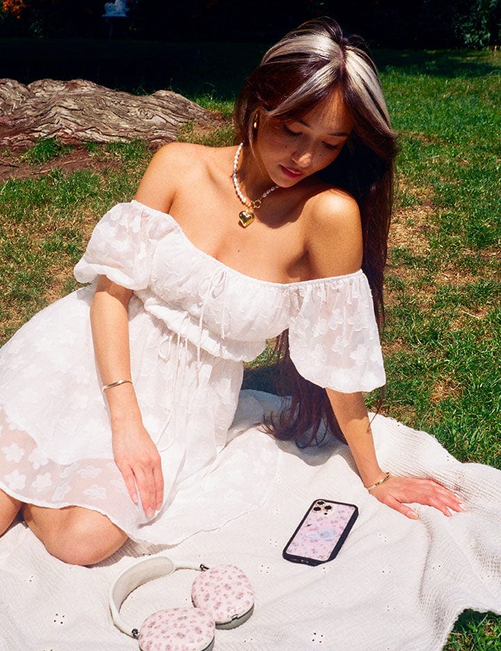 Supporting Image 03 Sweet Swan iPhone Case
