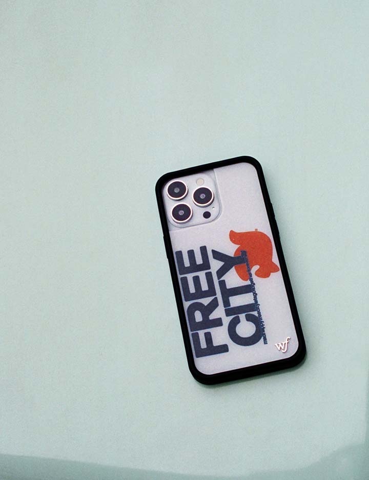 THE MADHAPPY & FREECITY TOGETHERFOREVER / WHITE & NAVY iPhone 17