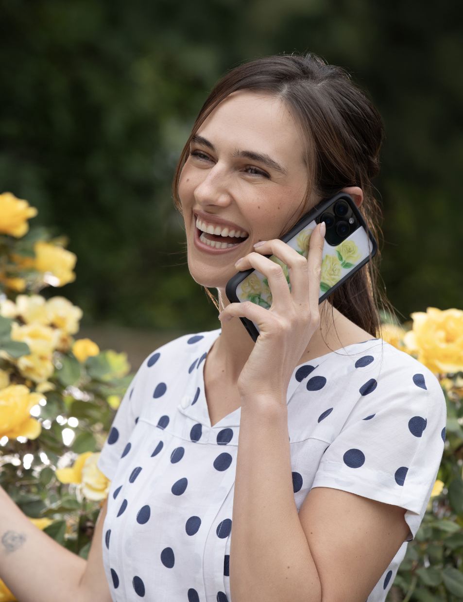 Supporting Image 03 Yellow Roses iPhone Case