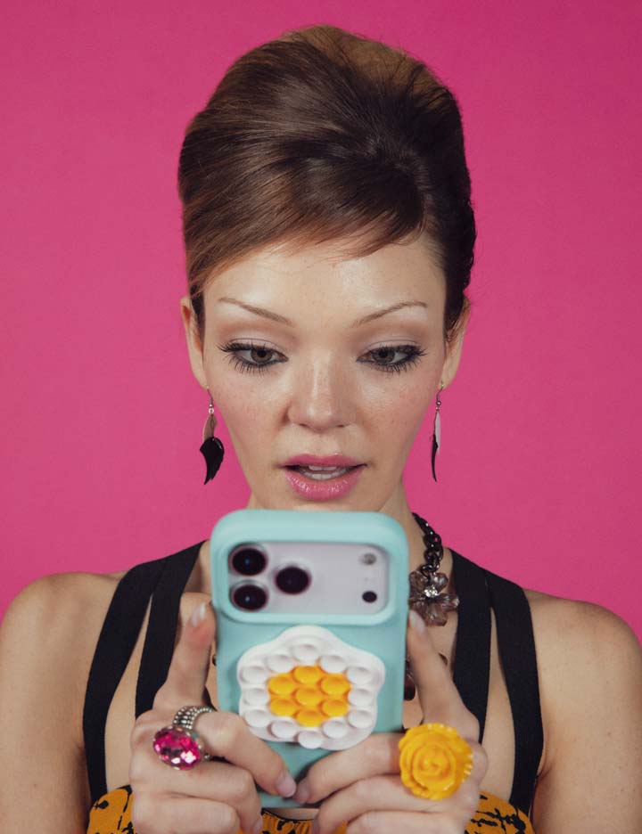 Supporting Image 04 MagSafe Turquoise iPhone Case