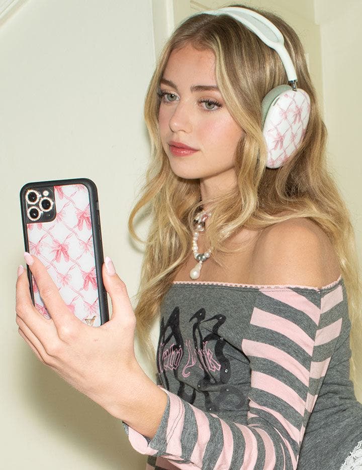 Supporting Image 04 On Pointe AirPods Max Cover