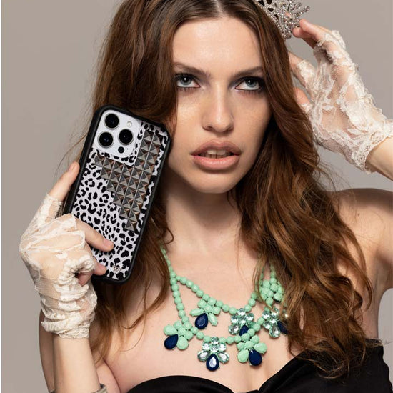 Supporting Image 04 Snow Meow Stud iPhone Case
