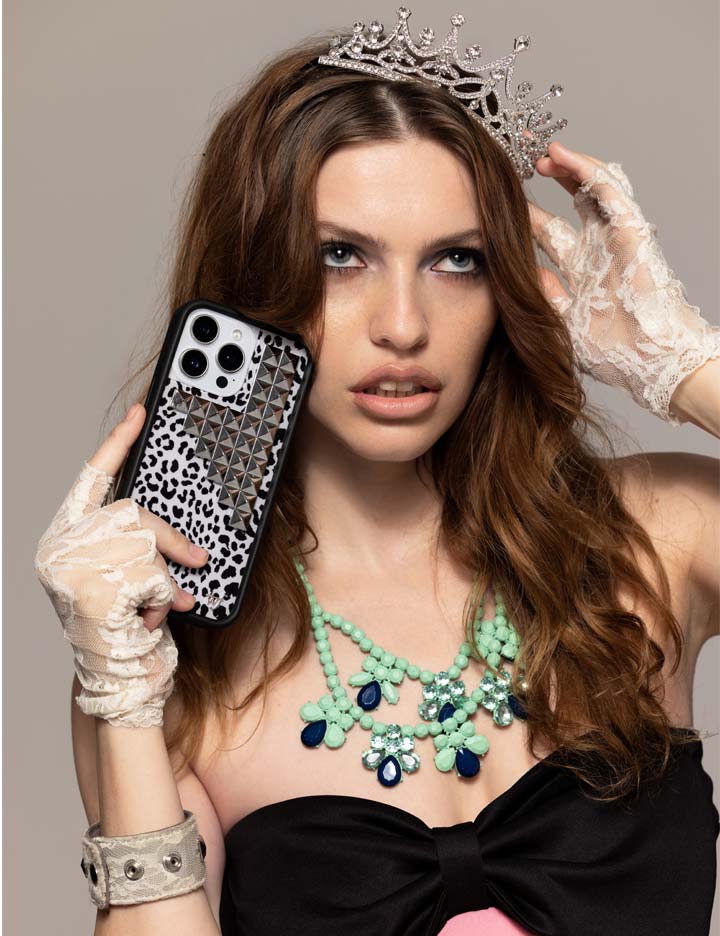 Supporting Image 04 Snow Meow Stud iPhone Case