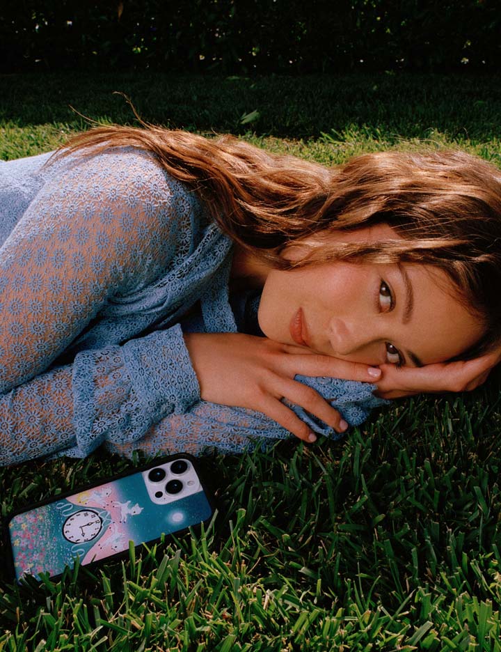 Lifestyle image 04 Laufey Samsung Case