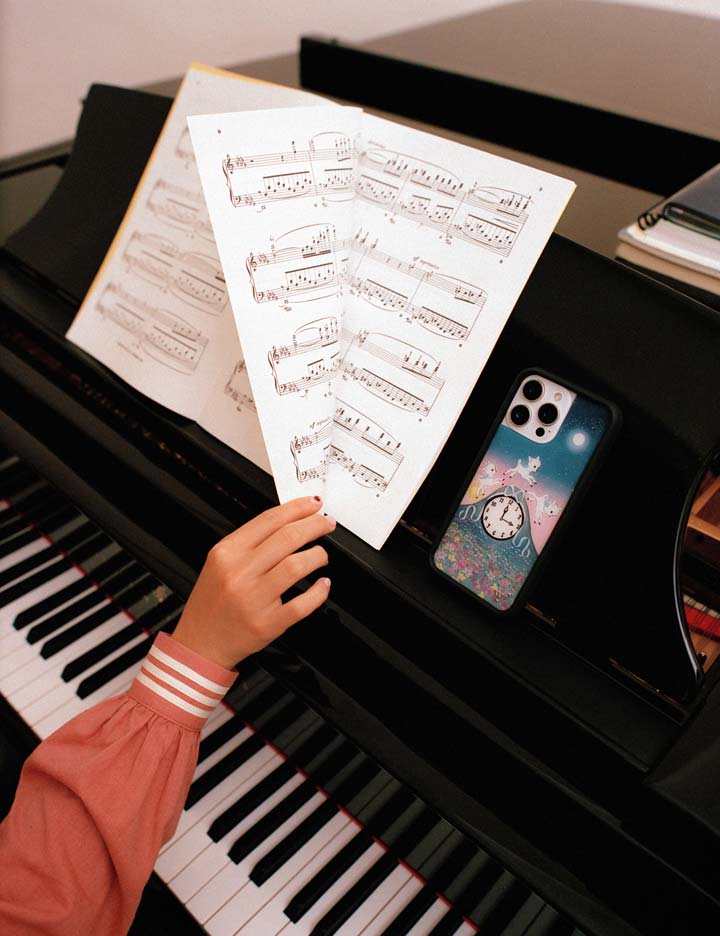 Lifestyle image 05 Laufey Samsung Case