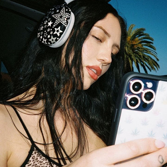 Lifestyle Image 02 Star Girl AirPods Max Cover 