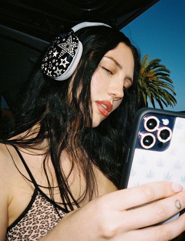 Lifestyle Image 02 Star Girl AirPods Max Cover 
