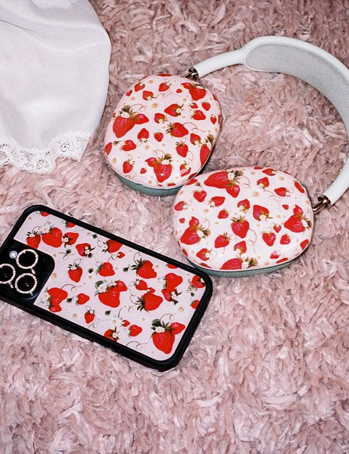 Supporting Image 03 Strawberry Fields AirPods Max Cover