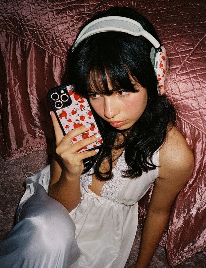 Supporting Image 04 Strawberry Fields AirPods Max Cover